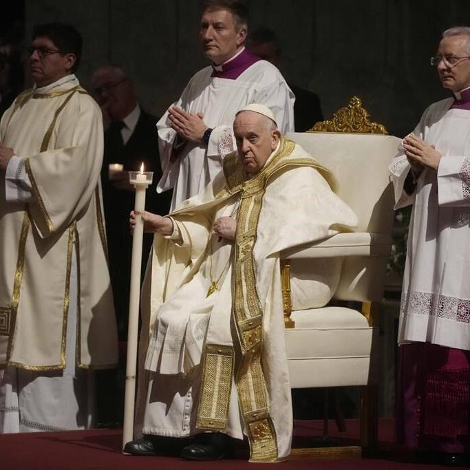 Pope Francis returns to public eye for Easter vigil Mass
